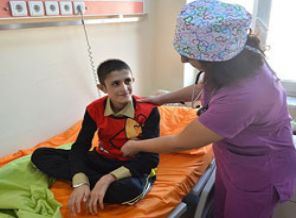 Afgan çocuğun yaralarını Türkiye sardı