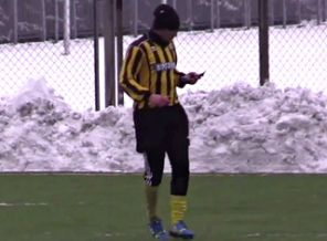 Cep telefonuyla sahaya çıkan futbolcu atıldı