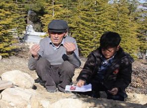 Karnesini alıp babasının mezarına gitti