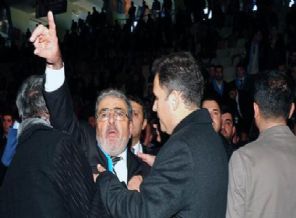 AK Parti kongresinde kavga çıktı