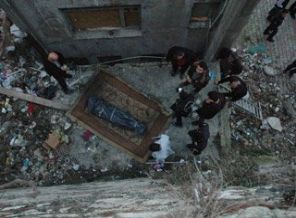 Fatih'te halıya sarılı ceset bulundu