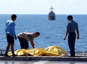 Uçak enkazında gövde kısmına ulaşıldı
