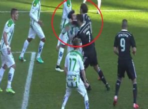 Ünlü futbolcu sahada rakibini dövdü