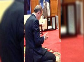 Somali'de cami cemaatine müezzinliği Erdoğan yaptı