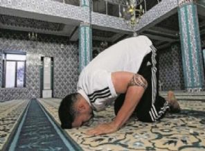 Alman futbolcu Müslüman oldu