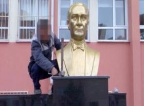 Atatürk büstü çalındı!