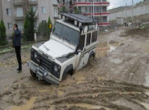 Kapatılmayan çukur araçları yuttu