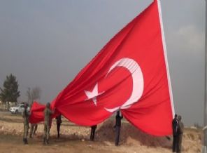 Kobani sınırına dev Türk bayrağı
