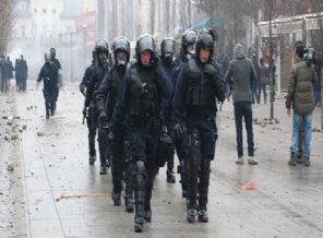 Kosova'daki olaylarda 56 polis yaralandı