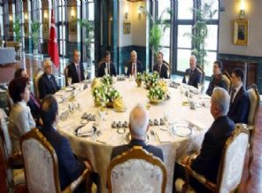 Yürütme ve yargı Saray'da yemekte buluştu