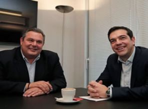 Kardak kayalıklarında it dalaşı