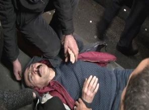 Metrobüs yola inen gence çarptı