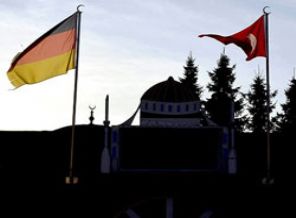 PEGIDA'nın merkezinde camiye çirkin saldırı