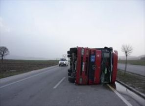 Lodos TIR'ları da devirdi