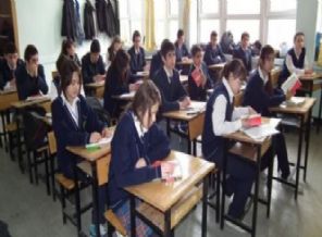 Okulda siyaset konuşan yandı!