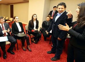 Davutoğlu işaret dili dersine katıldı