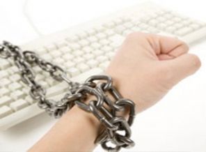 İnternet bağımlısı genç elini kesti