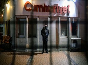 Karikatürleri basmak yanlıştı diyen Cumhuriyet yazarı kovuldu