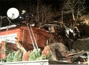 Son dakika: Beşiktaş'ta iki katlı bina çöktü