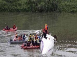 Tayvan'da yolcu uçağı nehre düştü