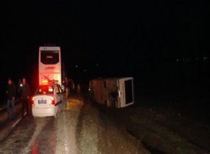 İşçi servisi devrildi: 12 yaralı