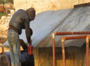 Rızkını enkazdan çıkarıyor