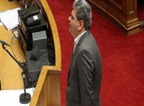 Yunan meclisinde Kuran'a yemin etti