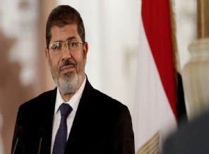 Mursi'nin duruşması yine ertelendi