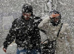 Beklenen kar başladı! İlk tatil haberi geldi