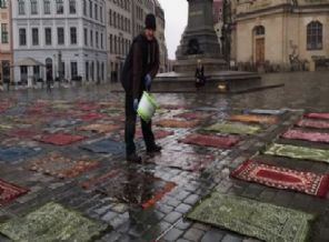 PEGIDA'nın merkezine seccade serdi