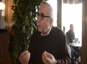 Şairin başörtüsü yorumu: Kapkara örtüler içinde biri...