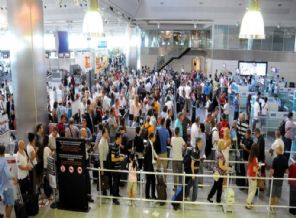 İstanbul aldı başını yürüdü! Avrupa seyrediyor