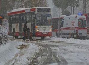 Kar yağışı İzmir'de hayatı felç etti!