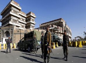 Husiler araçlara el koydu