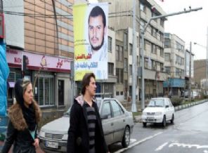 İran'da Husilere afişli destek