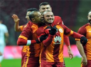 Melo Sneijder'i fena ısırdı!