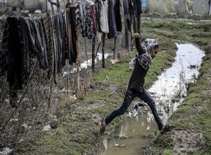 Suriyelilerin çamur altında yaşam mücadelesi