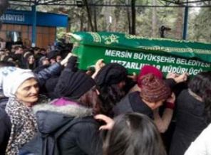 Özgecan'ın tabutunu kadınlar taşıdı