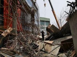 Hindistan'da bina çöktü