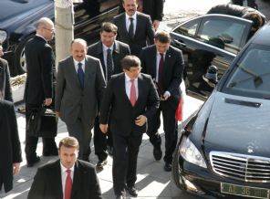 Başbakan Davutoğlu Pakistan'a gitti