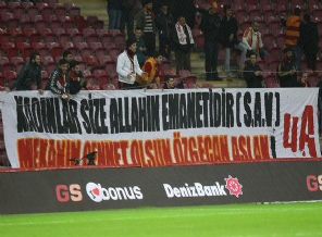 G.Saray'dan Özgecan için pankart