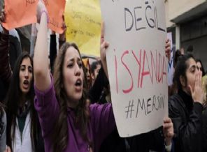 Polis otosundan Özgecan sloganı