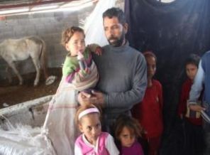 Suriyeli aile ahırda yaşıyor!
