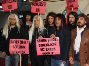 Diyarbakırlı erkeklerden peruklu eylem