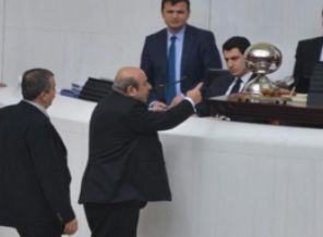 Hasip Kaplan, divana yürüdü