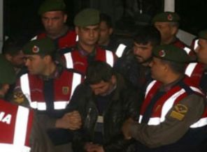 'Özgecan'ın bileklerini keserken canlıydı'