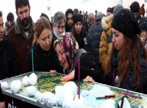 Annesi kar topuyla uğurladı