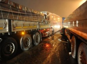 TIR devrildi trafik felç oldu