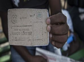 Küba'da halk karne ile alışveriş yapıyor