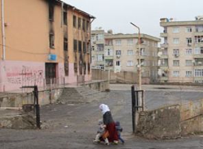 Okul yakıldı, eğitim bitti